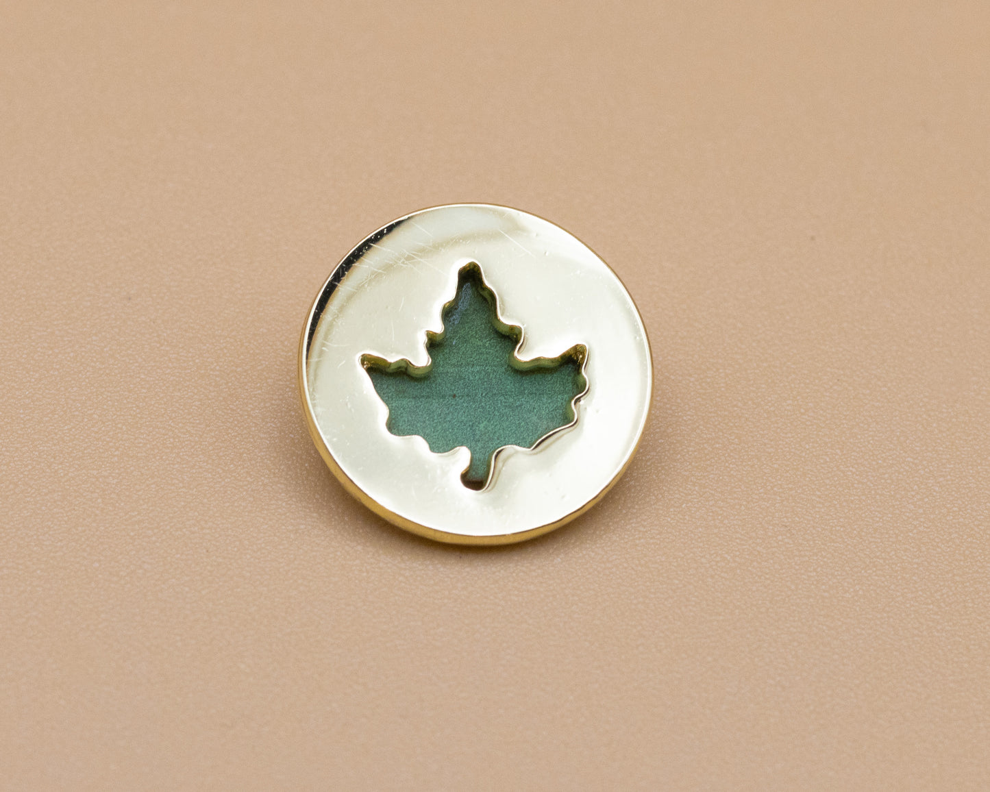 Pin's silhouette feuille d'érable doré