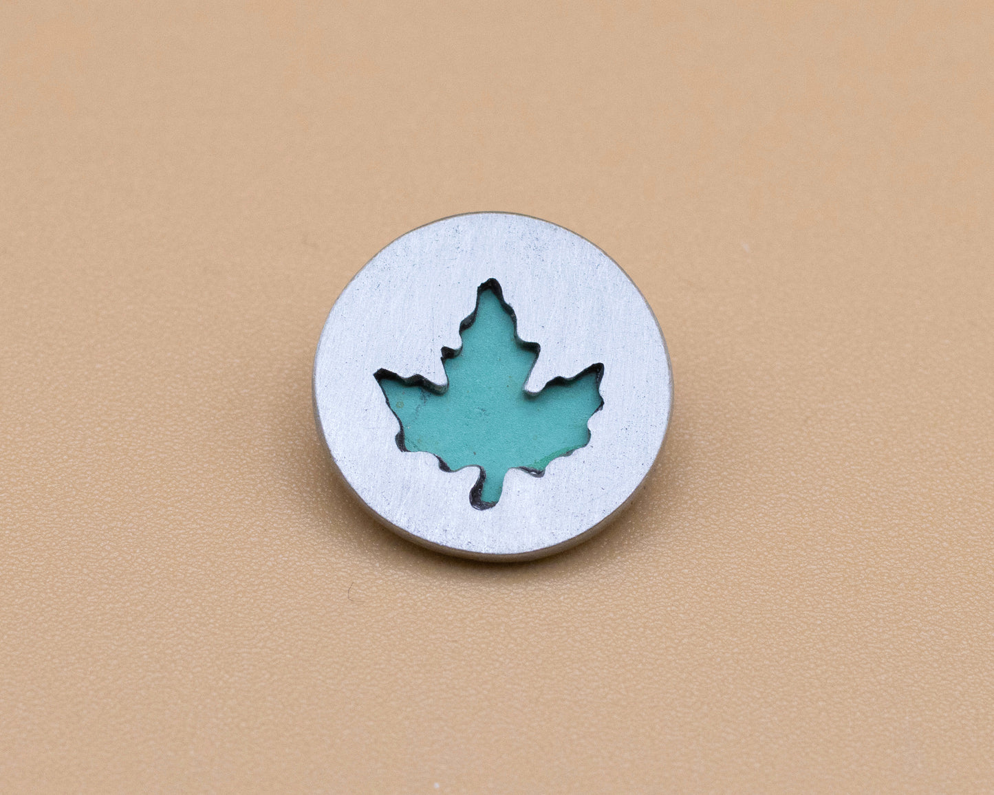 Pin's silhouette feuille d'érable en étain