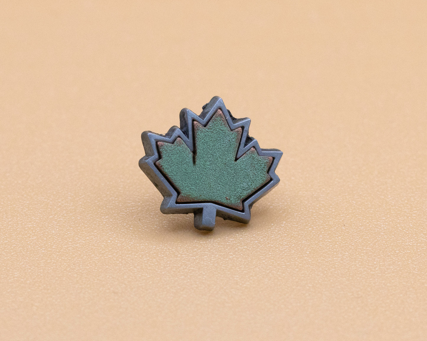 Pin's feuille d'érable en étain