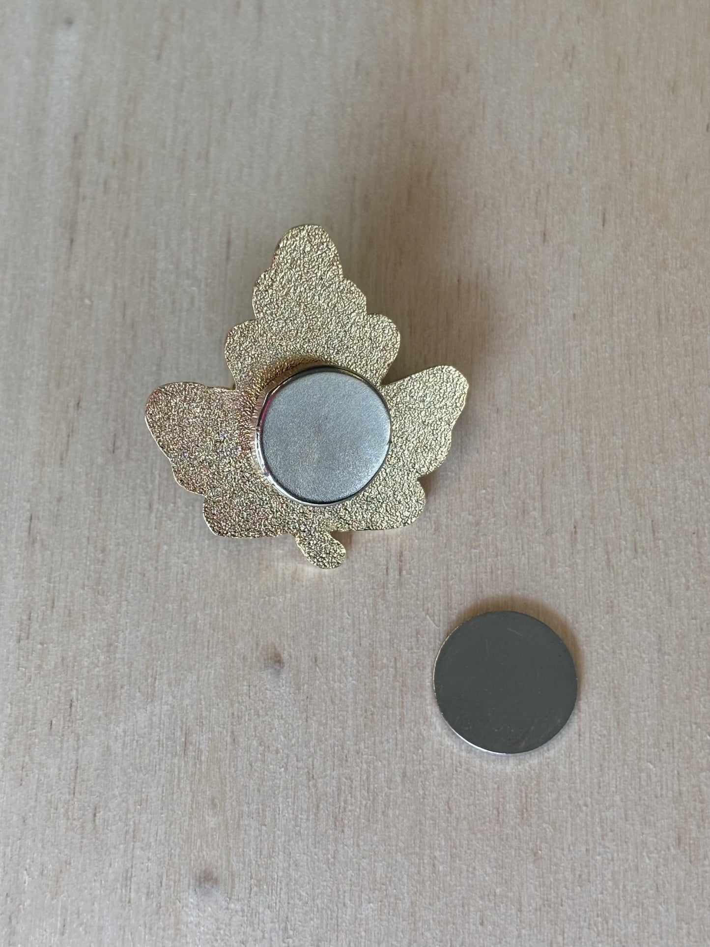 Magnetic Maple Leaf Brooch Gold